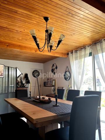 Maison de ville des années 70, 5 pièces, proche du centre ville de CONDOM (32) avec jardin, piscine et dépendances.