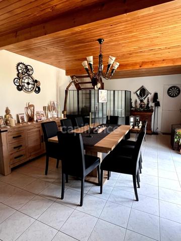 Maison de ville des années 70, 5 pièces, proche du centre ville de CONDOM (32) avec jardin, piscine et dépendances.