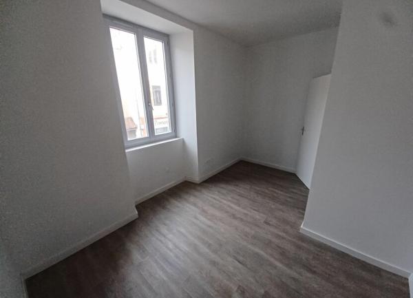 Appartement à vendre    3 pièces • 66,57 m2 Saint-Étienne-de-Saint-Geoirs