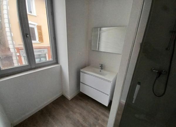 Appartement à vendre    3 pièces • 66,57 m2 Saint-Étienne-de-Saint-Geoirs