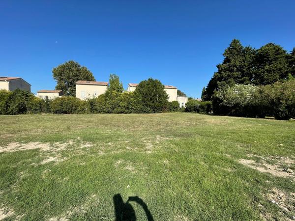 Camaret-sur-Aigues (84850) À vendre : Terrains constructibles plats et bornés à Camaret-sur-Aigues - Libre constructeur