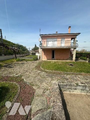A GIVORS (Rhône), une maison à usage d'habitation avec jardin et petite dépendance.
