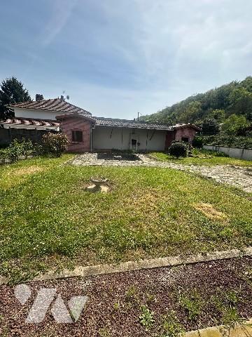 A GIVORS (Rhône), une maison à usage d'habitation avec jardin et petite dépendance.