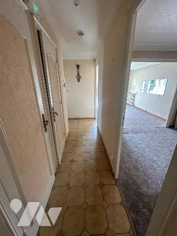 A GIVORS (Rhône), une maison à usage d'habitation avec jardin et petite dépendance.