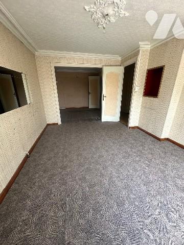 A GIVORS (Rhône), une maison à usage d'habitation avec jardin et petite dépendance.