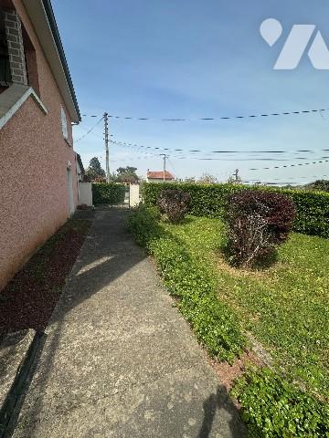A GIVORS (Rhône), une maison à usage d'habitation avec jardin et petite dépendance.