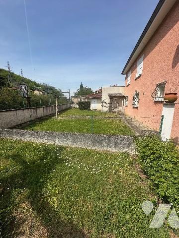 A GIVORS (Rhône), une maison à usage d'habitation avec jardin et petite dépendance.