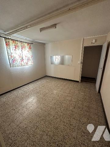 A GIVORS (Rhône), une maison à usage d'habitation avec jardin et petite dépendance.