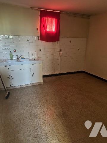 A GIVORS (Rhône), une maison à usage d'habitation avec jardin et petite dépendance.