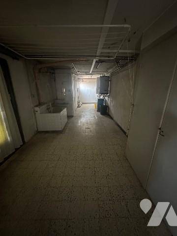 A GIVORS (Rhône), une maison à usage d'habitation avec jardin et petite dépendance.