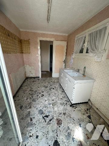 A GIVORS (Rhône), une maison à usage d'habitation avec jardin et petite dépendance.