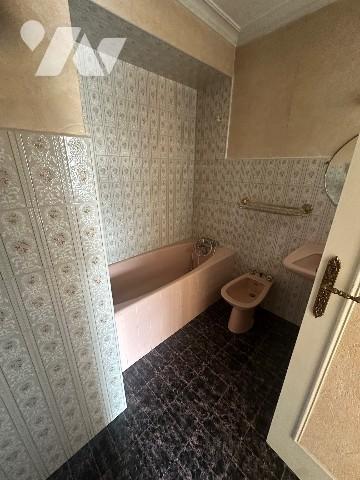 A GIVORS (Rhône), une maison à usage d'habitation avec jardin et petite dépendance.