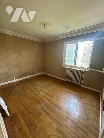 A GIVORS (Rhône), une maison à usage d'habitation avec jardin et petite dépendance.