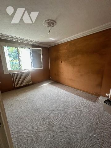 A GIVORS (Rhône), une maison à usage d'habitation avec jardin et petite dépendance.