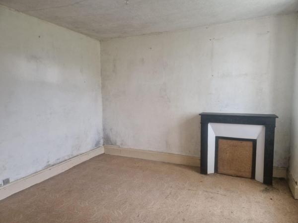 Ensemble maison-granges atypiques. A rénover