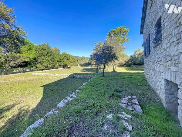 A vendre Villa de caractère en pierre avec vaste terrain, au calme absolu