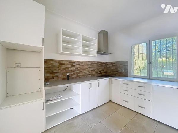 A vendre Villa de caractère en pierre avec vaste terrain, au calme absolu