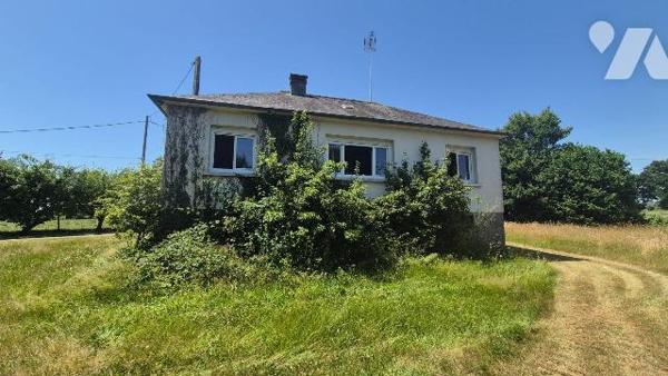 GORRON en campagne : Pavillon comprenant :
- Entrée, salon/séjour, cuisine, dégagement, deux c...