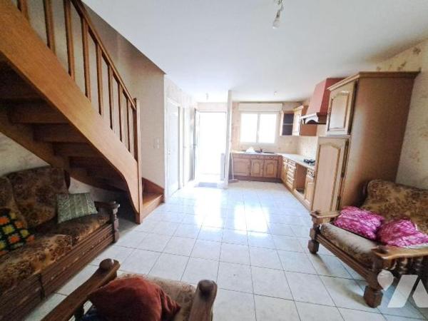 CENTRE LA SUZE SUR SARTHE - PROCHE TOUTES COMMODITES - PLAIN PIED
Maison semi mitoyenne compre...