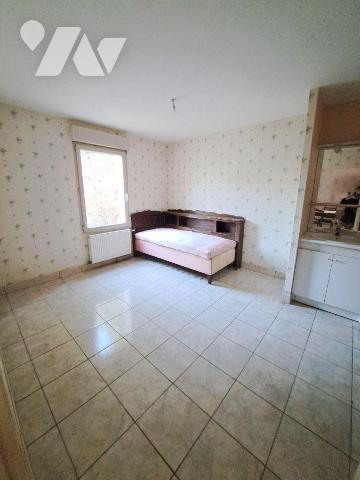 CENTRE LA SUZE SUR SARTHE - PROCHE TOUTES COMMODITES - PLAIN PIED
Maison semi mitoyenne compre...