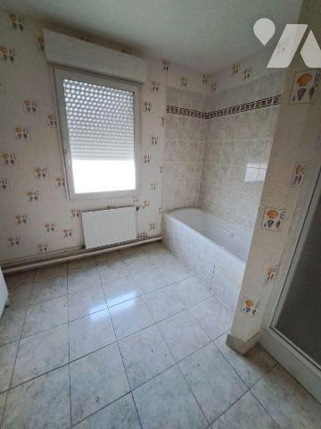 CENTRE LA SUZE SUR SARTHE - PROCHE TOUTES COMMODITES - PLAIN PIED
Maison semi mitoyenne compre...