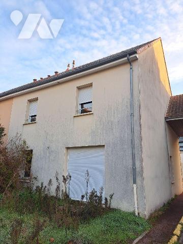 CENTRE LA SUZE SUR SARTHE - PROCHE TOUTES COMMODITES - PLAIN PIED
Maison semi mitoyenne compre...