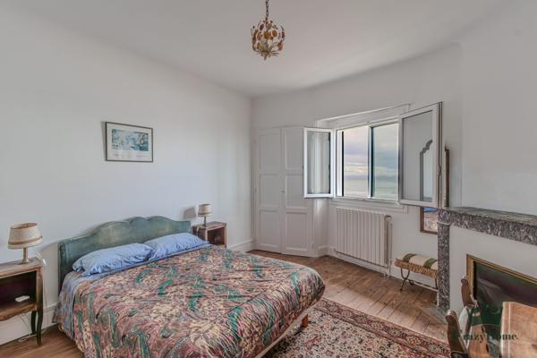 Maison
                                                                                                                                                                                                                                                                                                                        6 pièce(s)                                                                                                                                                                                                          4 chambre(s)                                                                                                                                                                                                          105  m²