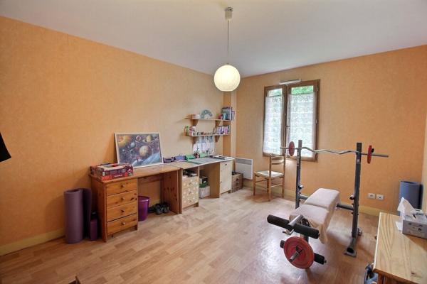 Pavillon 5 chambres proche EPERNON avec terrain et garage