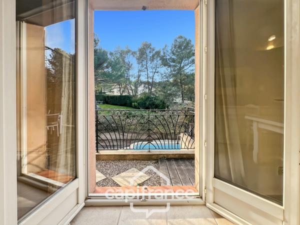 DOMAINE ET GOLF DE PONT ROYAL : villa de charme élevée d'un étage, établie sur un terrain de 524 m2, 3 chambres, piscine , un garage+ place de stationnement