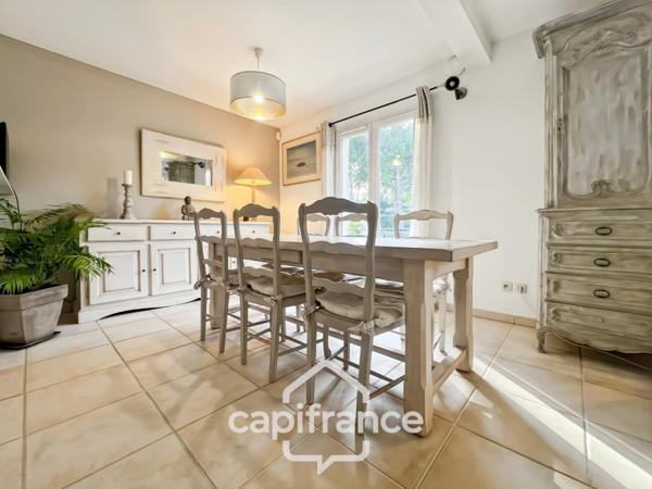 DOMAINE ET GOLF DE PONT ROYAL : villa de charme élevée d'un étage, établie sur un terrain de 524 m2, 3 chambres, piscine , un garage+ place de stationnement