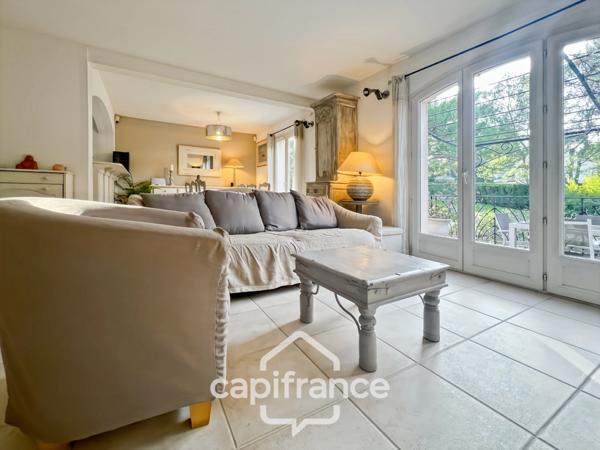 DOMAINE ET GOLF DE PONT ROYAL : villa de charme élevée d'un étage, établie sur un terrain de 524 m2, 3 chambres, piscine , un garage+ place de stationnement