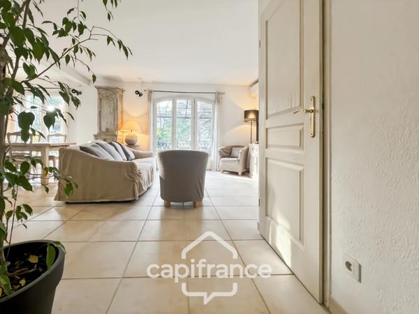 DOMAINE ET GOLF DE PONT ROYAL : villa de charme élevée d'un étage, établie sur un terrain de 524 m2, 3 chambres, piscine , un garage+ place de stationnement