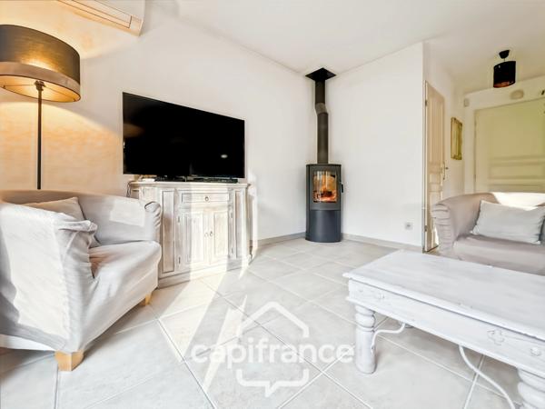 DOMAINE ET GOLF DE PONT ROYAL : villa de charme élevée d'un étage, établie sur un terrain de 524 m2, 3 chambres, piscine , un garage+ place de stationnement