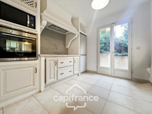 DOMAINE ET GOLF DE PONT ROYAL : villa de charme élevée d'un étage, établie sur un terrain de 524 m2, 3 chambres, piscine , un garage+ place de stationnement