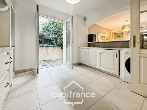 DOMAINE ET GOLF DE PONT ROYAL : villa de charme élevée d'un étage, établie sur un terrain de 524 m2, 3 chambres, piscine , un garage+ place de stationnement