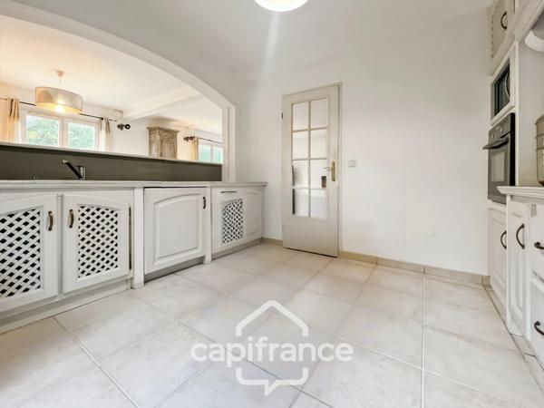 DOMAINE ET GOLF DE PONT ROYAL : villa de charme élevée d'un étage, établie sur un terrain de 524 m2, 3 chambres, piscine , un garage+ place de stationnement