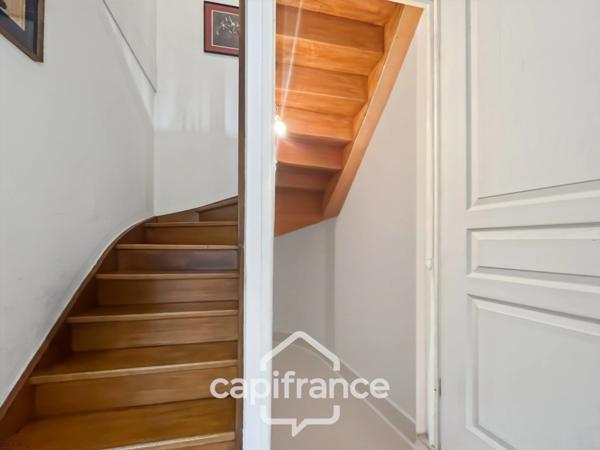 DOMAINE ET GOLF DE PONT ROYAL : villa de charme élevée d'un étage, établie sur un terrain de 524 m2, 3 chambres, piscine , un garage+ place de stationnement