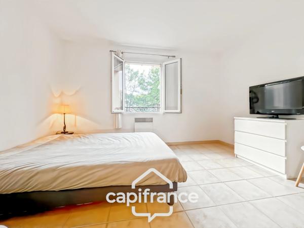 DOMAINE ET GOLF DE PONT ROYAL : villa de charme élevée d'un étage, établie sur un terrain de 524 m2, 3 chambres, piscine , un garage+ place de stationnement