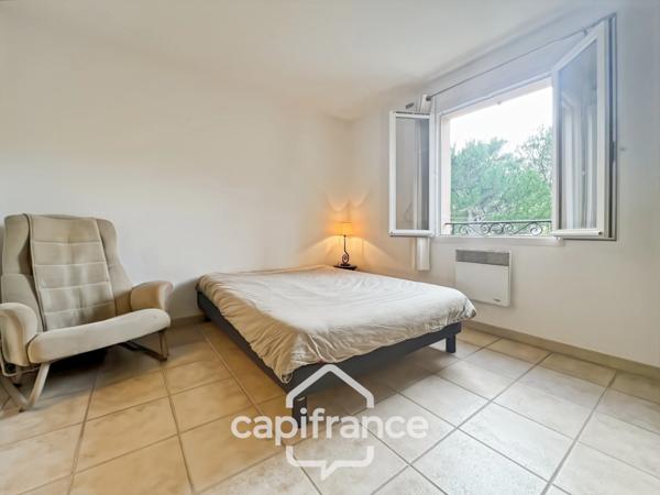 DOMAINE ET GOLF DE PONT ROYAL : villa de charme élevée d'un étage, établie sur un terrain de 524 m2, 3 chambres, piscine , un garage+ place de stationnement