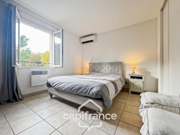 DOMAINE ET GOLF DE PONT ROYAL : villa de charme élevée d'un étage, établie sur un terrain de 524 m2, 3 chambres, piscine , un garage+ place de stationnement