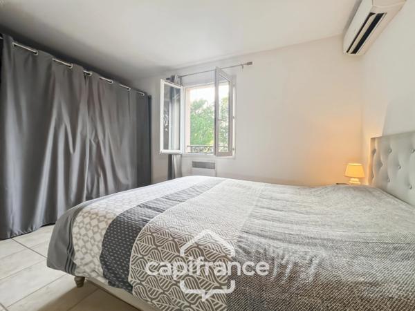 DOMAINE ET GOLF DE PONT ROYAL : villa de charme élevée d'un étage, établie sur un terrain de 524 m2, 3 chambres, piscine , un garage+ place de stationnement