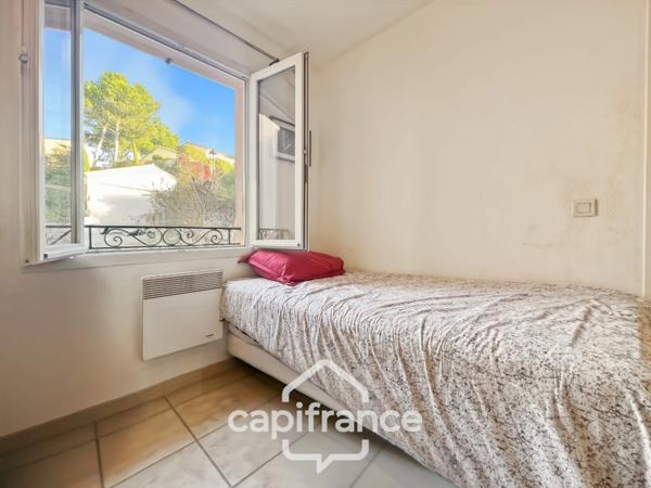 DOMAINE ET GOLF DE PONT ROYAL : villa de charme élevée d'un étage, établie sur un terrain de 524 m2, 3 chambres, piscine , un garage+ place de stationnement