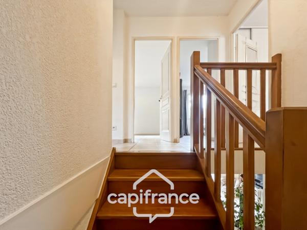 DOMAINE ET GOLF DE PONT ROYAL : villa de charme élevée d'un étage, établie sur un terrain de 524 m2, 3 chambres, piscine , un garage+ place de stationnement