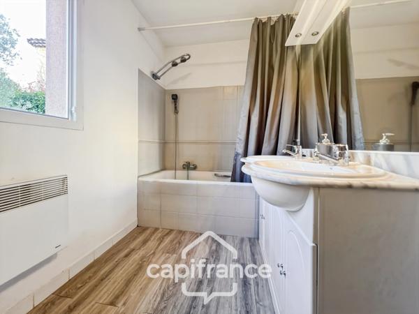 DOMAINE ET GOLF DE PONT ROYAL : villa de charme élevée d'un étage, établie sur un terrain de 524 m2, 3 chambres, piscine , un garage+ place de stationnement