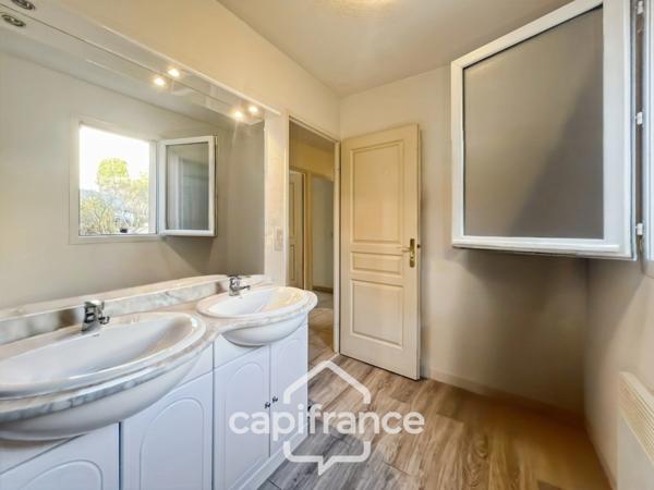 DOMAINE ET GOLF DE PONT ROYAL : villa de charme élevée d'un étage, établie sur un terrain de 524 m2, 3 chambres, piscine , un garage+ place de stationnement