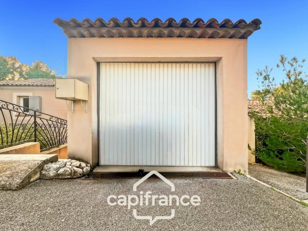 DOMAINE ET GOLF DE PONT ROYAL : villa de charme élevée d'un étage, établie sur un terrain de 524 m2, 3 chambres, piscine , un garage+ place de stationnement