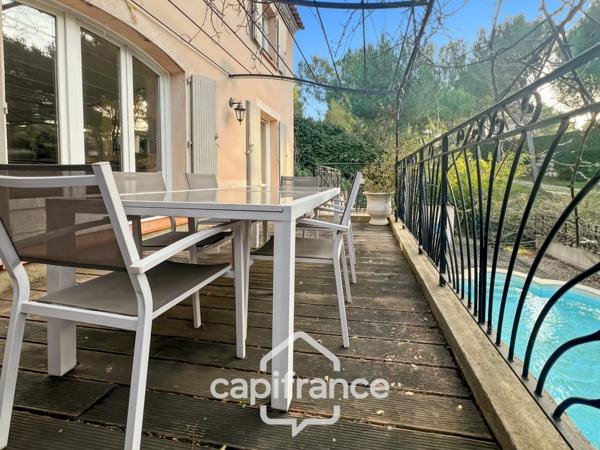 DOMAINE ET GOLF DE PONT ROYAL : villa de charme élevée d'un étage, établie sur un terrain de 524 m2, 3 chambres, piscine , un garage+ place de stationnement