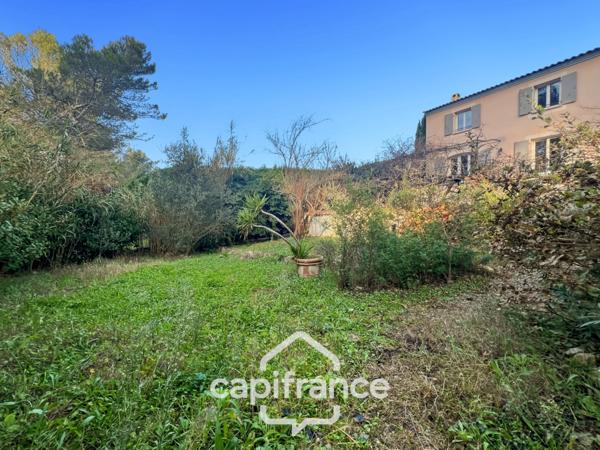 DOMAINE ET GOLF DE PONT ROYAL : villa de charme élevée d'un étage, établie sur un terrain de 524 m2, 3 chambres, piscine , un garage+ place de stationnement