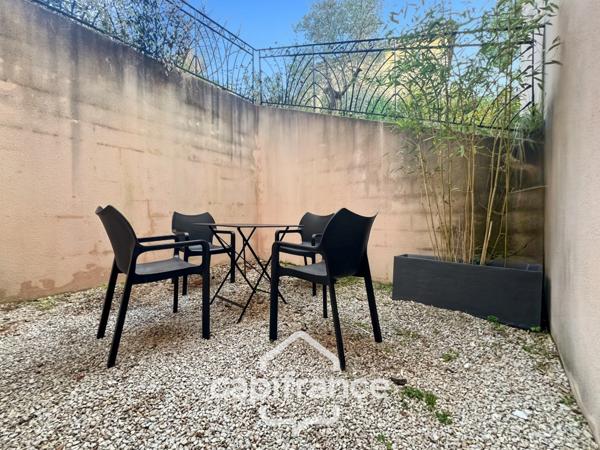 DOMAINE ET GOLF DE PONT ROYAL : villa de charme élevée d'un étage, établie sur un terrain de 524 m2, 3 chambres, piscine , un garage+ place de stationnement