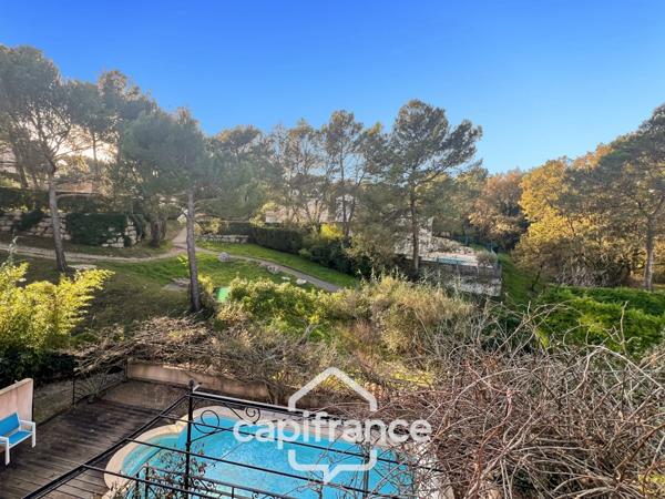 DOMAINE ET GOLF DE PONT ROYAL : villa de charme élevée d'un étage, établie sur un terrain de 524 m2, 3 chambres, piscine , un garage+ place de stationnement